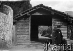 1908, Meran, Włochy.
Przy drewnianym budynku stoi Maria Jastrzębska.
Fot. NN, zbiory Ośrodka KARTA, udostępniła Barbara Krzystek
