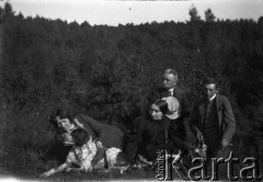 1910-1912, Strajgi, gm. Święto-Jeziory, pow. Sejny, gub. Suwałki, Królestwo Polskie, Rosja.
Maria Jastrzębska (2. z lewej) Józef Sokołowski (2. z prawej) w towarzystwie dwóch osób i psa.
Fot. NN, zbiory Ośrodka KARTA, udostępniła Barbara Krzystek