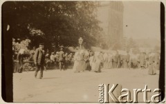 1905, Połąga, gub. kurlandzka, Rosja.
Ludzie przed kościołem pw. Wniebowzięcia Najświętszej Maryi Panny. Podpis oryginalny: 