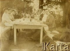 1910, Bystrampol, pow. Poniewież, gub. Kowno, Rosja.
Grupa osób przy stole.
Fot. NN, zbiory Ośrodka KARTA, udostępniła Barbara Krzystek