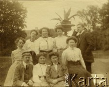 1910, Bystrampol, pow. Poniewież, gub. Kowno, Rosja.
Grupa kobiet w towarzystwie dwóch mężczyzn.
Fot. NN, zbiory Ośrodka KARTA, udostępniła Barbara Krzystek