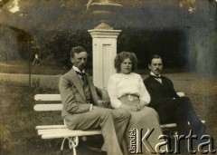 1910, Bystrampol, pow. Poniewież, gub. Kowno, Rosja.
Kobieta w towarzystwie dwóch mężczyzn na ławce.
Fot. NN, zbiory Ośrodka KARTA, udostępniła Barbara Krzystek