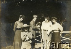 1910, Bystrampol, pow. Poniewież, gub. Kowno, Rosja.
Kobiety w towarzystwie studenta z aparatem fotograficznym.
Fot. NN, zbiory Ośrodka KARTA, udostępniła Barbara Krzystek