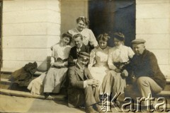 1910, Bystramol, pow. Poniewież, gub. Kowno, Rosja.
Grupa osób przed budynkiem.
Fot. NN, zbiory Ośrodka KARTA, udostępniła Barbara Krzystek