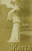 1912, Kirjanowce, pow. Lida, gub. Wilno, Rosja.
Kobieta w białej sukni z parasolką.
Fot. NN, zbiory Ośrodka KARTA, udostępniła Barbara Krzystek