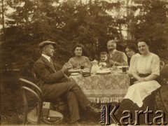 1913, Wilno, Rosja.
Grupa osób przy stole, z lewej siedzi Władysław Zaleski, w głębi Józef Sokołowski.
Fot. NN, zbiory Ośrodka KARTA, udostępniła Barbara Krzystek