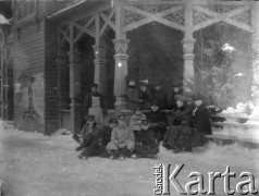 1908-1914, Wilno, Rosja.
Grupa osób przed budynkiem.
Fot. NN, zbiory Ośrodka KARTA, udostępniła Barbara Krzystek