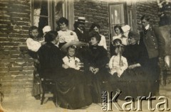1909, Turek, Królestwo Polskie.
Przed domem, 1. z lewej siedzi Maria Jastrzębska.
Fot. NN, zbiory Ośrodka KARTA, udostępniła Barbara Krzystek