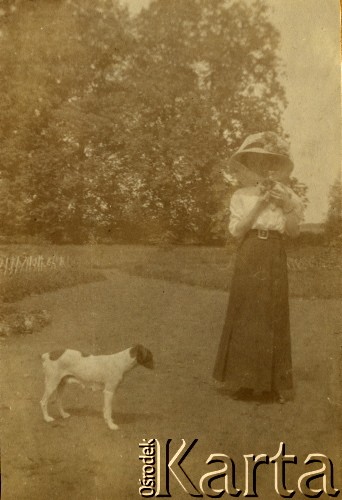 1912, Meluzyn.
Kobieta z psami.
Fot. NN, zbiory Ośrodka KARTA, udostępniła Barbara Krzystek
