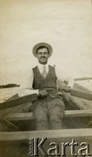 1911, Troki, gub. Wilno, Rosja.
Władysław Zaleski w łodzi na jeziorze.
Fot. NN, zbiory Ośrodka KARTA, udostępniła Barbara Krzystek