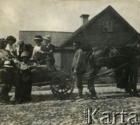 1910, Kazimierzowo, gub. Wilno, Rosja.
Grupa osób na wozie.
Fot. NN, zbiory Ośrodka KARTA, udostępniła Barbara Krzystek