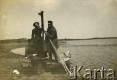 1911, Troki, gub. Wilno, Rosja.
Kobiety w towarzystwie mężczyzny w łódce nad jeziorem.
Fot. NN, zbiory Ośrodka KARTA, udostępniła Barbara Krzystek