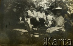 1909, Turek, Królestwo Polskie.
Kobiety z dziećmi.
Fot. NN, zbiory Ośrodka KARTA, udostępniła Barbara Krzystek