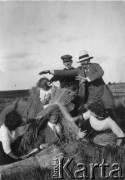 1911, Troki, gub. Wilno, Rosja.
Grupa osób podczas zabawy ze snopkami zboża, na dole siedzi Władysław Zaleski.
Fot. NN, zbiory Ośrodka KARTA, udostępniła Barbara Krzystek