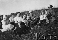 1911, Troki, gub. Wilno, Rosja.
Grupa osób wypoczywająca na łące, 6. z lewej Władysław Zaleski.
Fot. NN, zbiory Ośrodka KARTA, udostępniła Barbara Krzystek