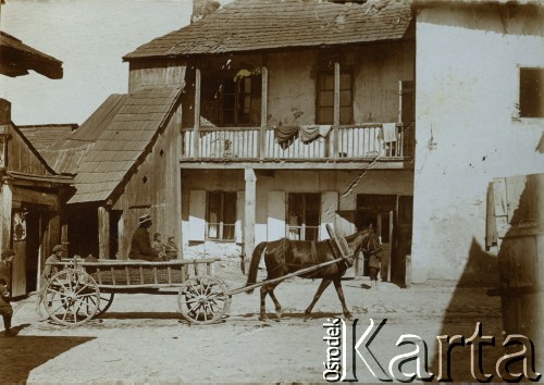 1921, Kazimierz Dolny, Polska.
Wóz zaprzężony w konia na ulicy.
Fot. NN, zbiory Ośrodka KARTA, udostępniła Barbara Krzystek