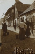 1921, Kazimierz Dolny, Polska.
Mieszkańcy na ulicy.
Fot. NN, zbiory Ośrodka KARTA, udostępniła Barbara Krzystek