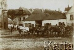 1921, Kazimierz Dolny, Polska.
Wozy zaprzężone w konie na rynku.
Fot. NN, zbiory Ośrodka KARTA, udostępniła Barbara Krzystek
