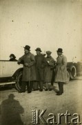 1922-1923, Warszawa (?), Polska.
Mężczyźni przy samochodzie.
Fot. NN, zbiory Ośrodka KARTA, udostępniła Barbara Krzystek
