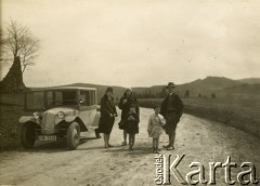 1929, Maków, Polska.
Przy samochodzie, 1. z prawej stoi Władysław Zaleski.
Fot. NN, zbiory Ośrodka KARTA, udostępniła Barbara Krzystek