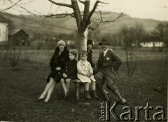 1929, Maków, Polska.
Na ławce, 1. z prawej siedzi Władysław Zaleski.
Fot. NN, zbiory Ośrodka KARTA, udostępniła Barbara Krzystek