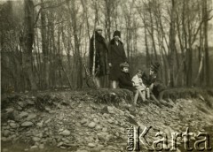 1929, Maków, Polska.
1. z prawej siedzi Władysław Zaleski.
Fot. NN, zbiory Ośrodka KARTA, udostępniła Barbara Krzystek
