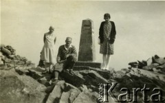 1929, Babia Góra, Beskid Żywiecki, Polska.
Przy obelisku.
Fot. NN, zbiory Ośrodka KARTA, udostępniła Barbara Krzystek