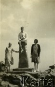 1929, Babia Góra, Beskid Żywiecki, Polska.
Przy obelisku.
Fot. NN, zbiory Ośrodka KARTA, udostępniła Barbara Krzystek
