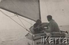 Lipiec-Sierpień 1936, Polska.
Rejs Wisłą do Bałtyku Julii Szymanowskiej (Lila) i prof. Ramczykowskiego. Na zdjęciu żeglarze na jachcie 