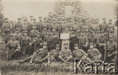 Listopad 1919, Szczakowa, Polska.
I powstanie śląskie - powstańcy z 2 Bytomskiego Pułku Strzelców stoją obok Pomnika Grunwaldu. Napis na tablicy: 