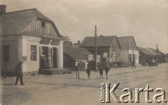 1920-1939, Stołpce, woj. Nowogródek, Polska.
Rynek w miasteczku, szyldy sklepów: 