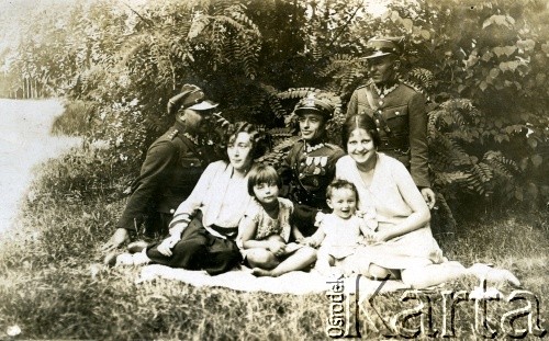 Lipiec 1929, Rybnik, Polska.
Władysław Grochola (2. z lewej w mundurze) z żoną Józefą (1. z prawej) i synem Władysławem (1. z prawej).
Fot. NN, zbiory Ośrodka KARTA, przekazała Wiesława Grochola