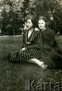 Lipiec 1926, Łęki, Polska.
Józefa Grochola (1. z prawej) z nieznaną kobietą.
Fot. NN, zbiory Ośrodka KARTA, przekazała Wiesława Grochola