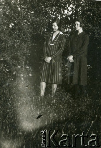 Lipiec 1926, Łęki, Polska.
Józefa Grochola (1. z prawej) z nieznaną kobietą.
Fot. NN, zbiory Ośrodka KARTA, przekazała Wiesława Grochola