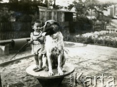 Lato 1930, Rybnik, Polska.
Władysław Grochola z psem.
Fot. NN, zbiory Ośrodka KARTA, przekazała Wiesława Grochola