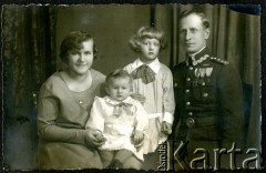 1930, Rybnik, Polska.
Krystyna i Barbara Nowaczewskie z rodzicami chrzestnymi. Oryginalny podpis: 