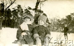 1933-4, Bydgoszcz, Polska.
Na sankach.
Fot. NN, zbiory Ośrodka KARTA, przekazała Wiesława Grochola