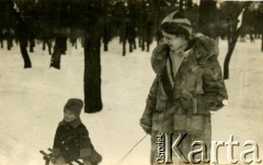 1933-4, Bydgoszcz, Polska. 
Józefa Grochola z synem Władysławem.
Fot. NN, zbiory Ośrodka KARTA, przekazała Wiesława Grochola