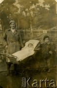 Marzec 1933, Bydgoszcz. 
Matka z dziećmi w atelier fotograficznym.
Fot. NN, zbiory Ośrodka KARTA, przekazała Wiesława Grochola
