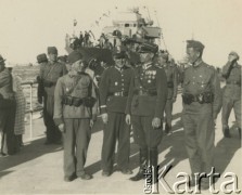 Lipiec 1936, Gdynia, Polska. 
Na tle okrętu 