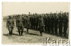 Lipiec 1938, Rozewie, Polska. 
Obóz letni przysposobienia wojskowego DOK VII. Przegląd junaków przez gen. Kazimierza Sawickiego, dyrektora Państwowego Urzędu Wychowania Fizycznego i Przysposobienia Wojskowego w Warszawie, trzeci z lewej mjr Władysław Grochola.
Fot. NN, zbiory Ośrodka KARTA, przekazała Wiesława Grochola