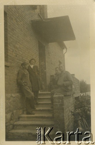 Październik 1945, Willebadessen, Niemcy.
Major Władysław Grochola (pierwszy z prawej) w towarzystwie nieznanych osób.
Fot. NN, zbiory Ośrodka KARTA, przekazała Wiesława Grochola
