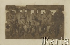Lata 20. Polska. 
Grupa NN oficerów i podoficerów Wojska Polskiego.
Fot. NN, zbiory Ośrodka KARTA, przekazała Wiesława Grochola