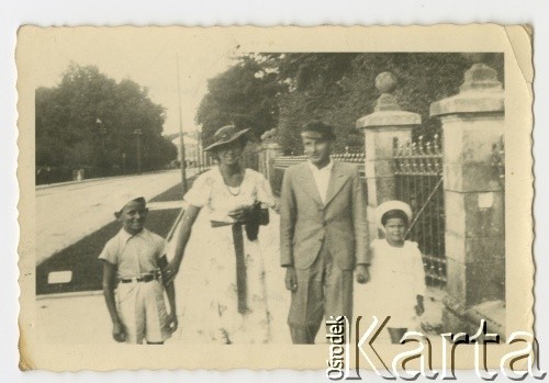 1939, Krotoszyn, Polska.
Rodzina Grocholów w czasie spaceru - od lewej: Władysław Grochola (syn Władysława), Józefa Grochola (żona Władysława), Stanisław Doleżal (kuzyn Józefy), Wiesława Grochola (córka Władysława).
Fot. NN, zbiory Ośrodka KARTA, przekazała Wiesława Grochola