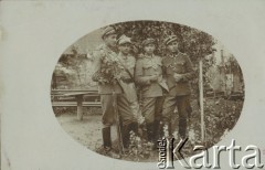 Ok. 1918-1919, Polska.
Porucznik Władysław Grochola (drugi z lewej) z kolegami.
Fot. NN, zbiory Ośrodka KARTA, przekazała Wiesława Grochola
