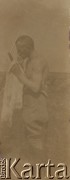 Ok. 1920, Polska.
Żołnierz podczas toalety.
Fot. NN, zbiory Ośrodka KARTA, przekazała Wiesława Grochola