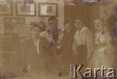 1918-1939, Polska.
Kobiety przy fortepianie.
Fot. NN, zbiory Ośrodka KARTA, przekazała Wiesława Grochola