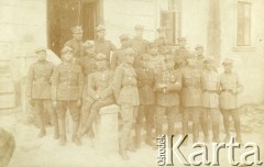 1919-1928, Polska.
Porucznik Władysław Grochola (czwarty od prawej) w towarzystwie kolegów-żołnierzy.
Fot. NN, zbiory Ośrodka KARTA, przekazała Wiesława Grochola