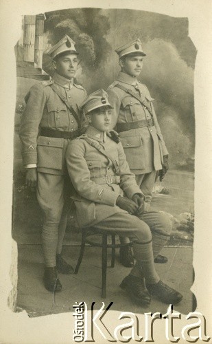1918-1919, Włochy.
Władysław Grochola (pierwszy z lewej) w towarzystwie kolegów-żołnierzy.
Fot. NN, zbiory Ośrodka KARTA, przekazała Wiesława Grochola