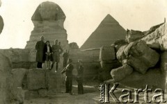 Luty 1941, Giza, Egipt.
Żołnierze Samodzielnej Brygady Strzelców Karpackich przy posągu Sfinksa, w tle piramida Chefrena.
Fot. NN, zbiory Ośrodka KARTA, przekazała Wiesława Grochola